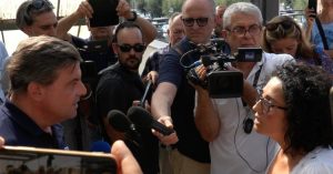 Piombino, Calenda contestato dai residenti sul rigassificatore. Lui: “Non raccontiamo palle, in 60 anni non ci sono mai stati incidenti”
