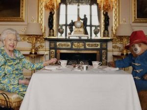 Dall’orso Paddington a 007: così Elisabetta era diventata un’icona pop