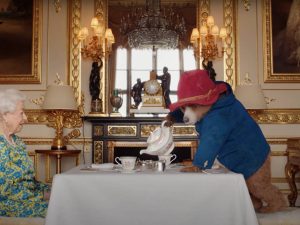 L’addio dell’orsetto Paddington alla regina Elisabetta: “Grazie di tutto”