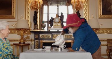 L’addio dell’orsetto Paddington alla regina Elisabetta: “Grazie di tutto”