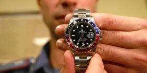 Attorno agli orologi rubati c’è un gran mercato