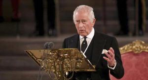 Carlo III, il primo discorso al parlamento di Westminster: «Elisabetta aveva dato un servizio disinteressato che voglio seguire fedelmente»