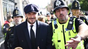 David Beckham in fila per 12 ore per l’ultimo saluto alla regina