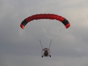 Piccolo aereo da turismo precipita nel vuoto nel Reggiano, pilota e passeggero salvi