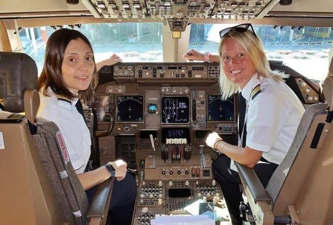Boeing 747 decolla da Milano con l’equipaggio di sole donne. “È la prima volta per l’aviazione civile italiana”