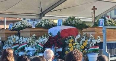 Funerali delle vittime nell’alluvione delle Marche: dolore e rabbia a Ostra