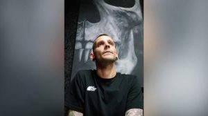Rifiuta di tatuare il collo a un 15enne: “La legge dice che posso farlo, ma io non voglio”