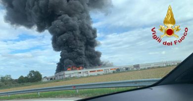 È in corso un grosso incendio nell’azienda di biciclette Bottecchia, in provincia di Venezia