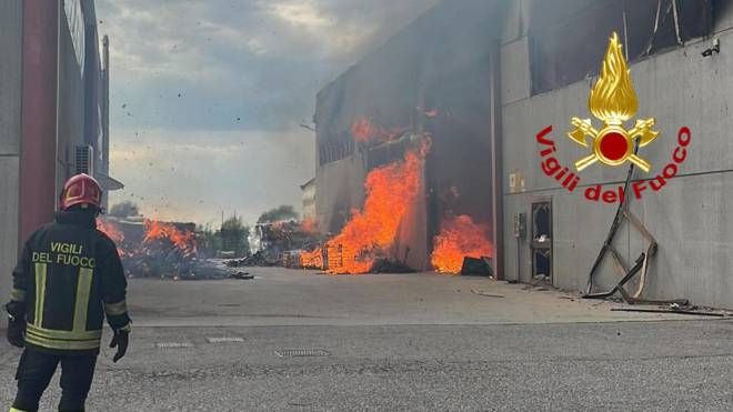 Incendio Cavarzere, fiamme alla Bottecchia Cicli nel Veneziano