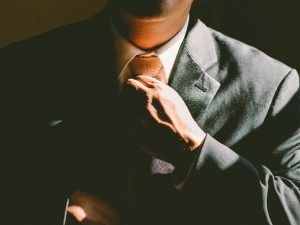 L’idea “geniale” di Le Marie per risparmiare energia: “Via la cravatta”