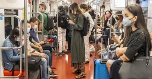 Covid, stop alle mascherine su treni e in ospedale dal 1° ottobre
