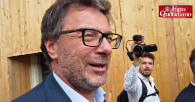 Giorgetti: “Governo senza Salvini ministro? Ma va, ci sarà”. E alla riunione dei parlamentari leghisti Angelucci arriva con due guardie del corpo