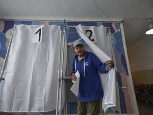 Selfie, urla, bandiere. La “recita” nell’urna