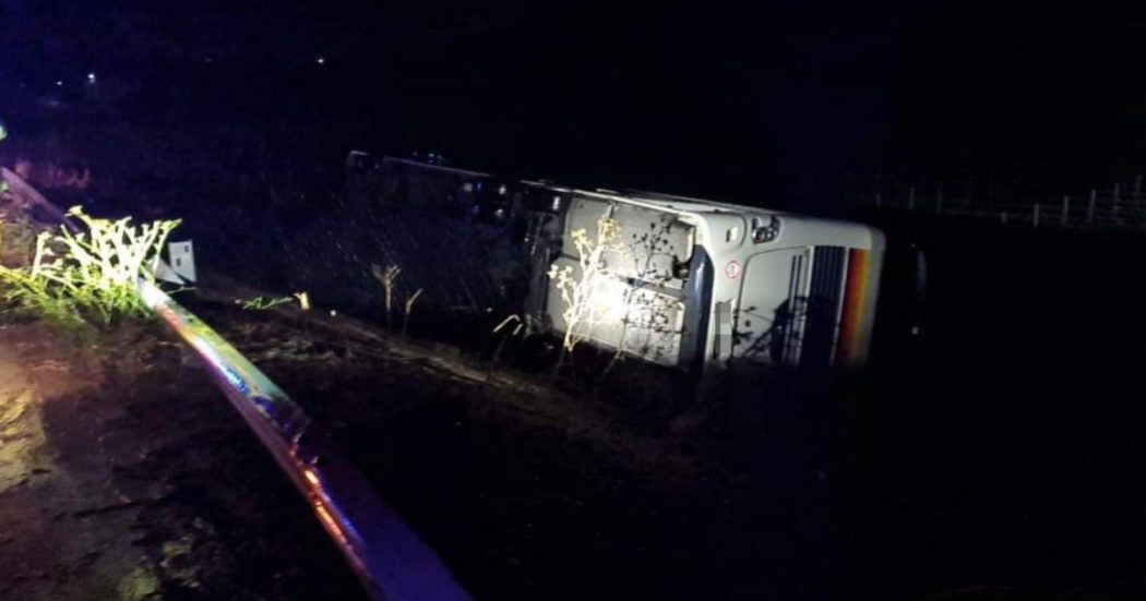 Tromba d’aria in Sicilia, l’autobus si ribalta sulla Palermo Sciacca a causa del vento e della pioggia. Diversi passeggeri feriti