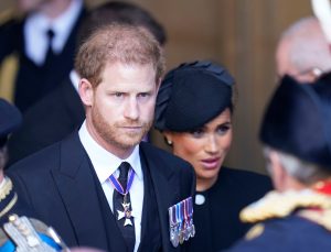 Meghan e Harry promuovono dall’interno il nuovo capo delle pubbliche relazioni
