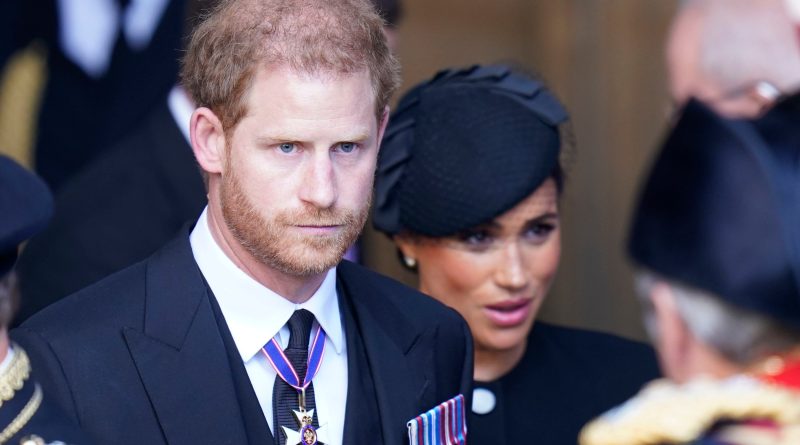 Meghan e Harry promuovono dall’interno il nuovo capo delle pubbliche relazioni