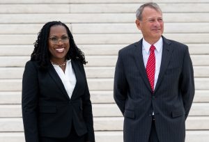 Il giudice Ketanji Brown Jackson entra a far parte della Corte Suprema in vista di un’agenda completa che comprende cause sulla razza, il voto e l’ambiente