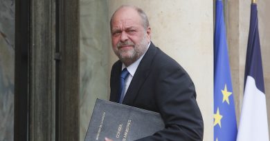 Il ministro della Giustizia francese Éric Dupond-Moretti è stato rinviato a giudizio per conflitto di interessi
