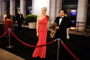 Il marito di Kellyanne Conway prevede che Trump “sarà condannato per diversi reati”