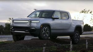 Rivian cerca di uscire dal fango: 7.363 veicoli prodotti nel Q3, ma l’emorragia di denaro è enorme