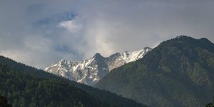 Almeno 4 persone sono morte e diverse decine sono disperse a causa di una valanga sull’Himalaya
