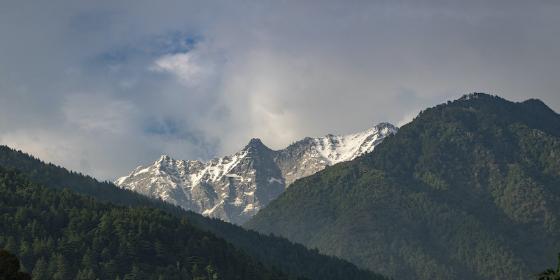 Almeno 4 persone sono morte e diverse decine sono disperse a causa di una valanga sull’Himalaya