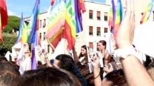 Alla Sapienza fazzoletti bianchi per le donne iraniane: “Devono sapere che non sono sole”