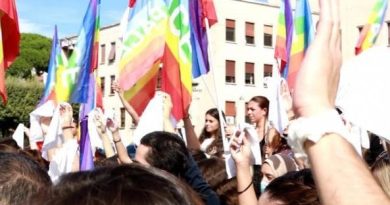 Alla Sapienza fazzoletti bianchi per le donne iraniane: “Devono sapere che non sono sole”