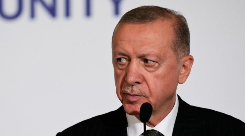 Erdogan il ‘pacificatore’: sente Putin e si offre (di nuovo) come mediatore con Kiev. E attacca l’Ue: “Alla pace preferisce la provocazione”