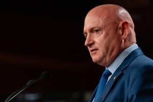 Mark Kelly ha usato il dibattito per ricordare agli arizonesi quanto sia radicale Blake Masters