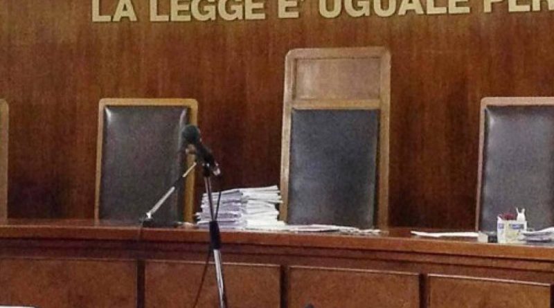 Lettere intimidatorie e conservative: bidella perseguita studentessa