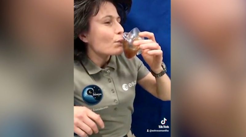 Bere un caffè nello spazio può risultare complicato: la dimostrazione di Samantha Cristoforetti