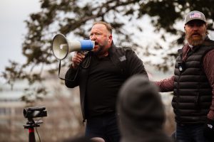 Alex Jones promette di continuare a terrorizzare le famiglie delle vittime delle sparatorie nelle scuole dopo una sentenza da quasi un miliardo di dollari