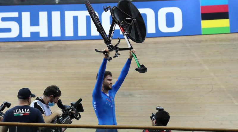 Filippo Ganna ha vinto l’oro nell’inseguimento individuale ai Mondiali di ciclismo su pista, facendo un altro record