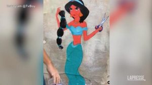 Jasmine di Aladdin si taglia i capelli per Iran: il nuovo murale di TvBoy per Mahsa Amini