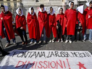 In piazza col mantello rosso: il surreale flash mob contro Fontana e La Russa
