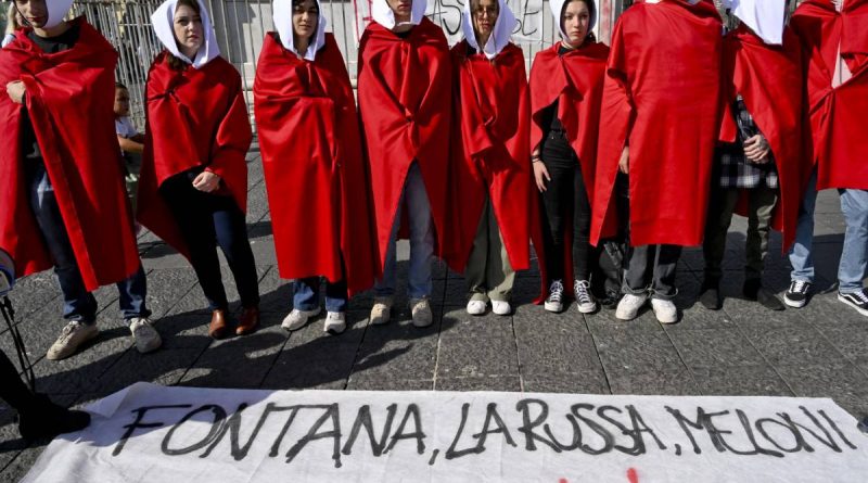 In piazza col mantello rosso: il surreale flash mob contro Fontana e La Russa