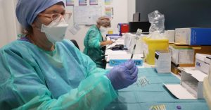Covid, l’ondata autunnale al suo picco: oggi 30.239 casi (-12,2% settimanale) e 32 decessi