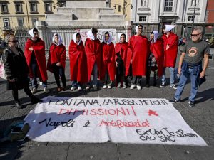 Dalla moglie all'”inpiegato”: Fontana linciato in piazza