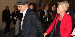 Tiziano Renzi e Laura Bovoli, i genitori di Matteo Renzi, sono stati assolti nel processo d’appello per il caso delle fatture false