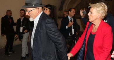 Tiziano Renzi e Laura Bovoli, i genitori di Matteo Renzi, sono stati assolti nel processo d’appello per il caso delle fatture false