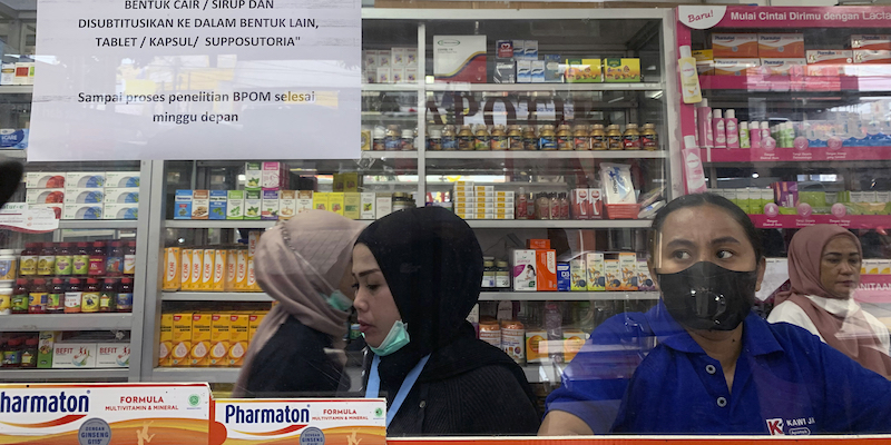 L’Indonesia ha sospeso la vendita di tutti gli sciroppi e altri medicinali liquidi: il governo sospetta che potrebbero aver causato la morte di 99 bambini