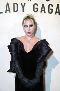 Il moderno look da Morticia di Lady Gaga strizza l’occhio alla sua musa della moda