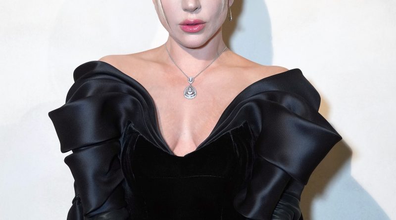Il moderno look da Morticia di Lady Gaga strizza l’occhio alla sua musa della moda