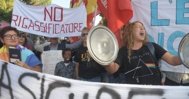 Via libera al rigassificatore di Piombino dalla conferenza dei servizi, proteste in piazza, il sindaco ricorrerà al Tar