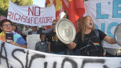 Via libera al rigassificatore di Piombino dalla conferenza dei servizi, proteste in piazza, il sindaco ricorrerà al Tar