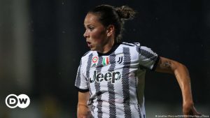 Breaking news: Italia e Spagna si avvicinano al calcio femminile – DW (inglese)