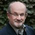 Salman Rushdie ha perso la vista da un occhio e l’uso della mano dopo l’accoltellamento, dice l’agente