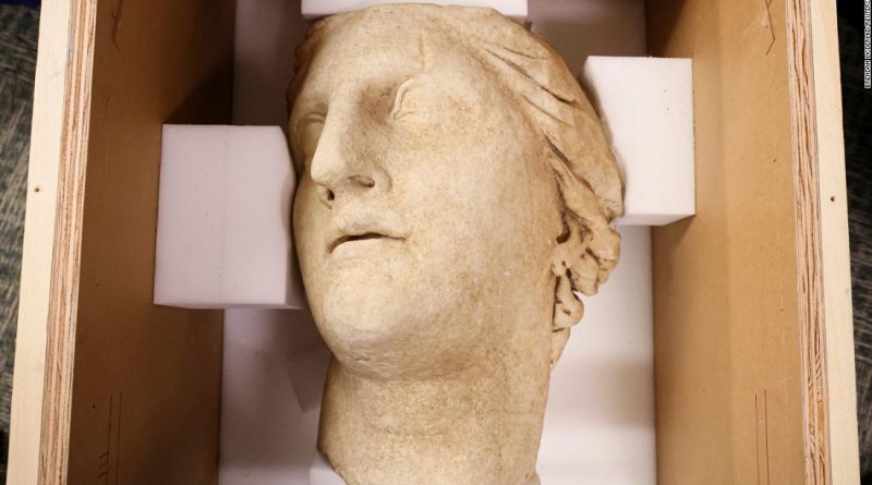 Breaking news: Il procuratore di Manhattan restituisce all’Italia 58 antichità, tra cui 21 sequestrate dal Metropolitan Museum of Art – CNN