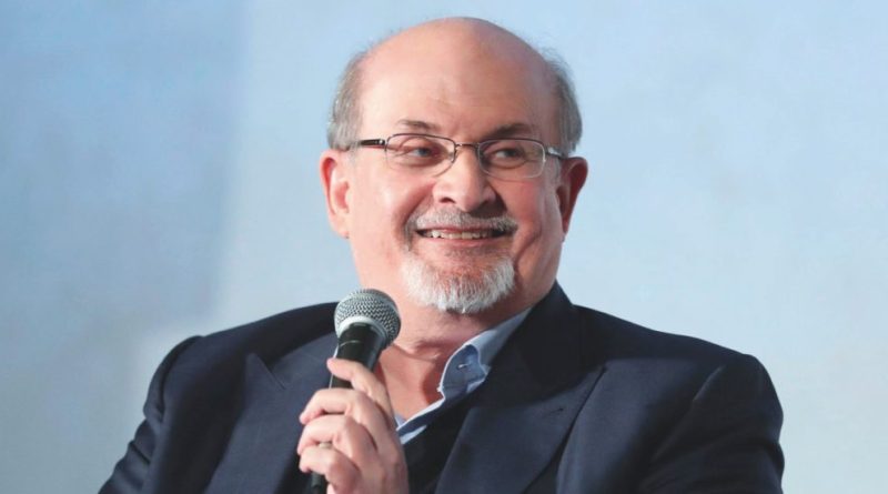 Salman Rushdie, l’autore de I versetti satanici ha perso un occhio e una mano dopo l’aggressione della scorsa estate a New York